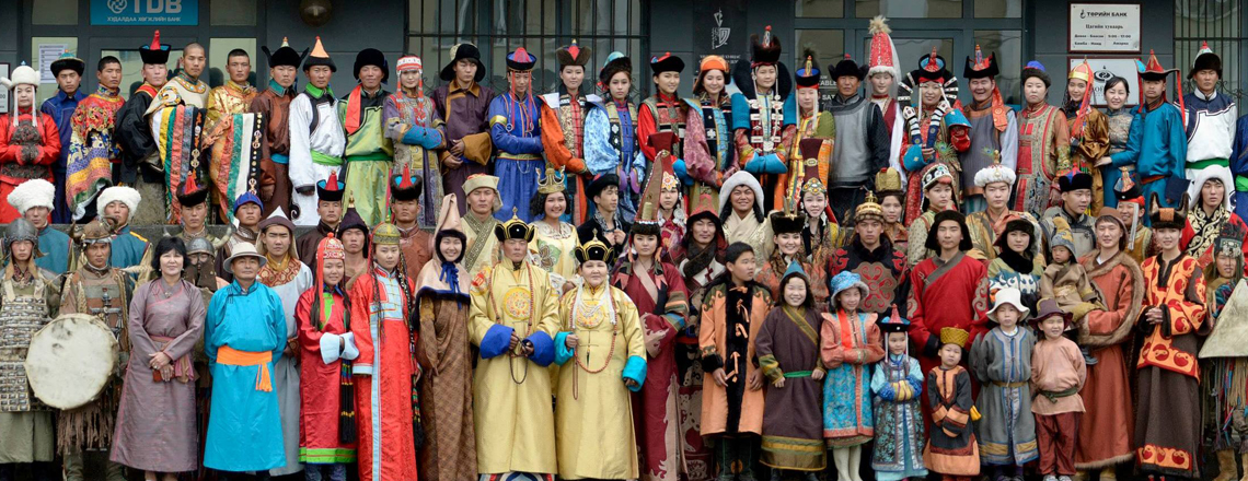 Дээлтэй Монгол